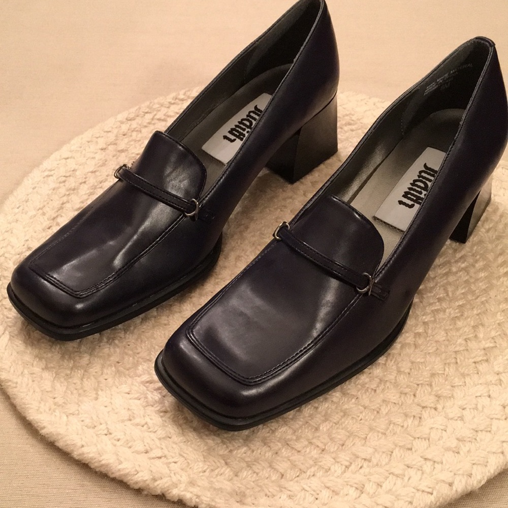 Navy Pumps